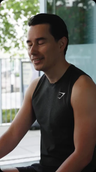 “Je moet het gewoon ervaren.”

Luke vertelt open en eerlijk over zijn ervaring bij Kolsteren Sportcoaching. Mooi om te horen wat de trainingen en persoonlijke begeleiding hem hebben gebracht.

Bedankt voor je vertrouwen én voor het delen van je verhaal, Luke! 💪

Benieuwd wat personal training voor jou kan betekenen? Plan vrijblijvend een kennismakingsgesprek via de link in onze bio.

#PersonalTrainerDordrecht #PersonalTrainingDordrecht #AfvallenDordrecht #SportenInDordrecht #Dordrecht